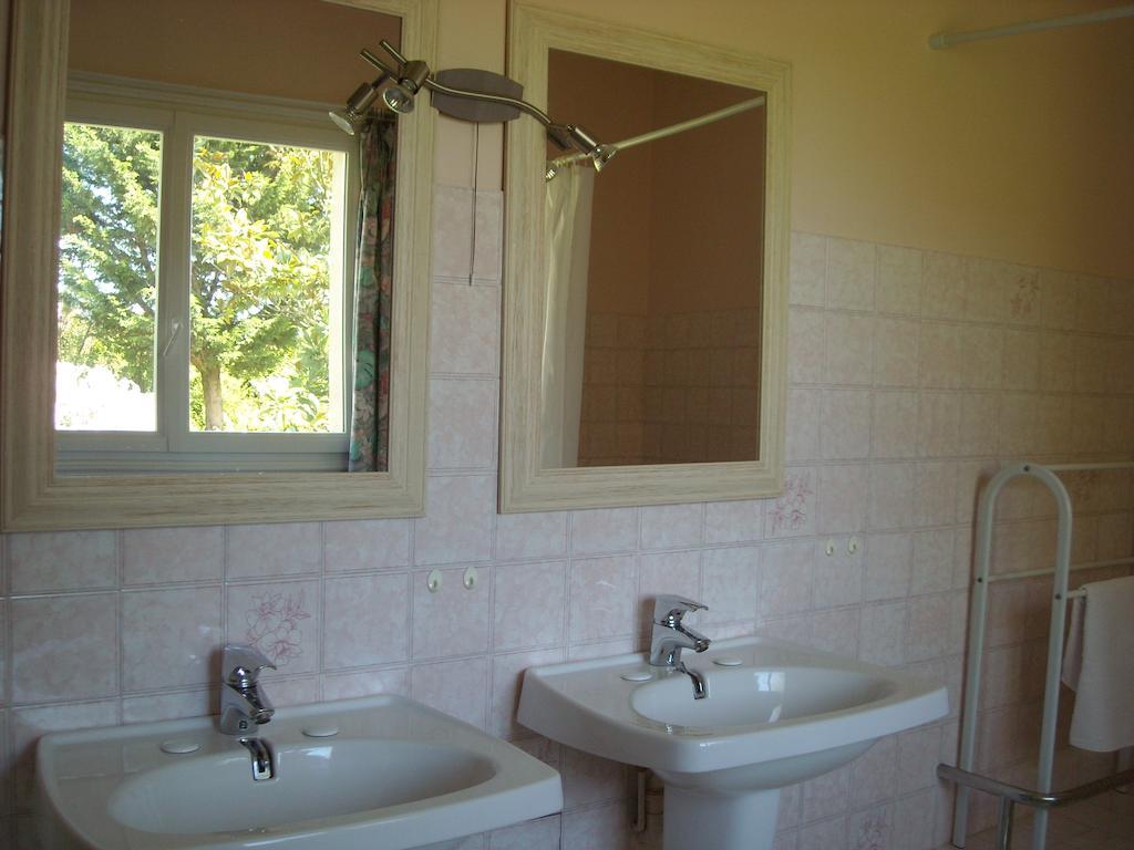 Bed and Breakfast La Tour Des Laudes Breuil-Barret Exterior foto