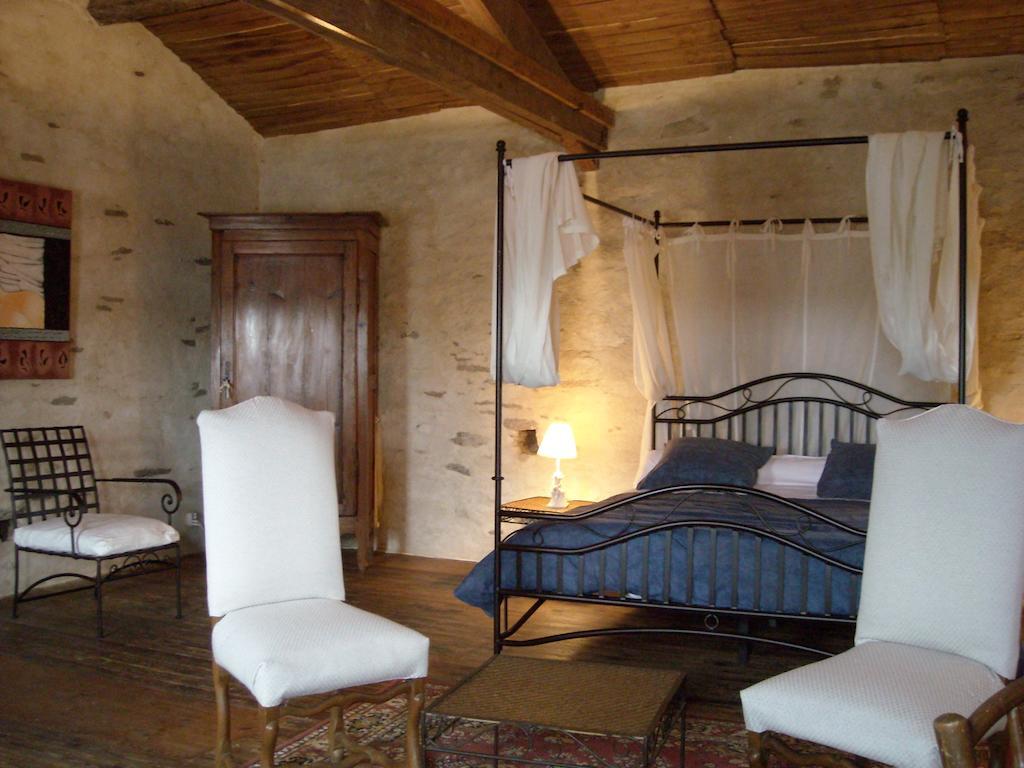 Bed and Breakfast La Tour Des Laudes Breuil-Barret Exterior foto