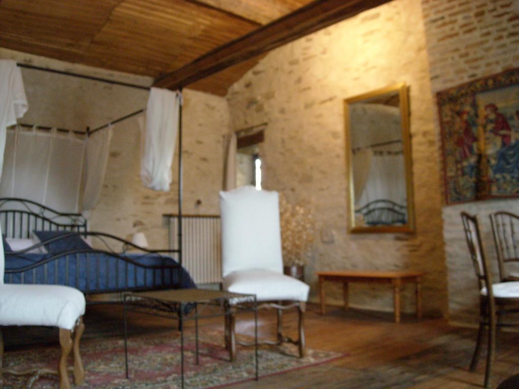 Bed and Breakfast La Tour Des Laudes Breuil-Barret Habitación foto