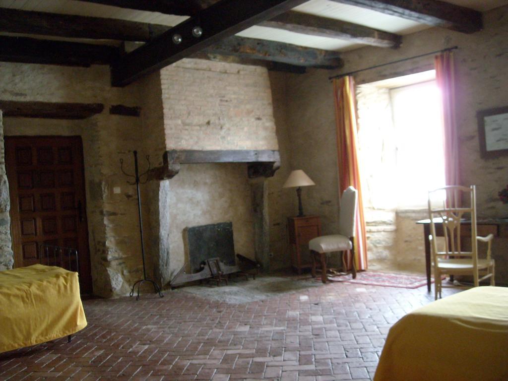 Bed and Breakfast La Tour Des Laudes Breuil-Barret Habitación foto