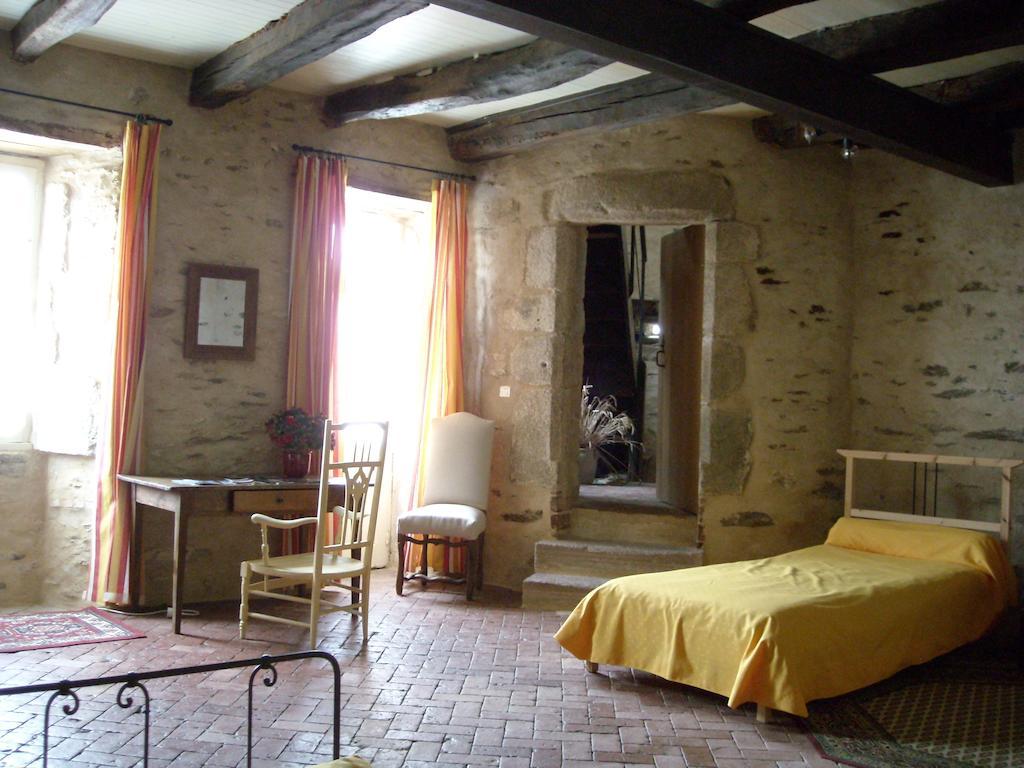 Bed and Breakfast La Tour Des Laudes Breuil-Barret Habitación foto