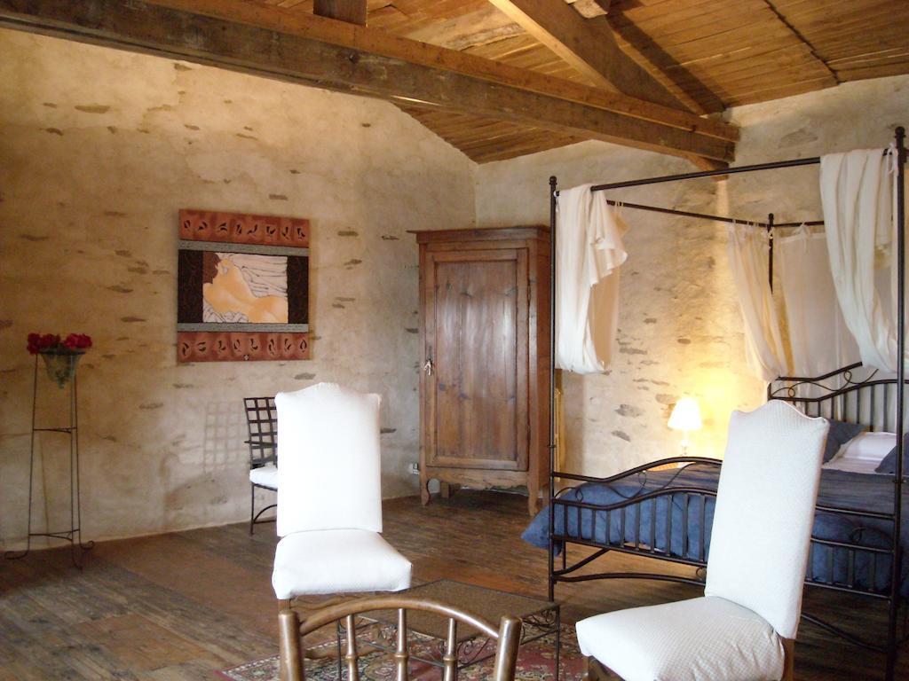 Bed and Breakfast La Tour Des Laudes Breuil-Barret Habitación foto